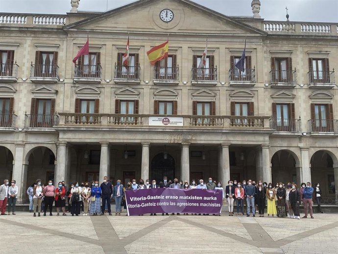 Concentración de los grupos municipales frente al Ayuntamiento de Vitoria-Gasteiz.