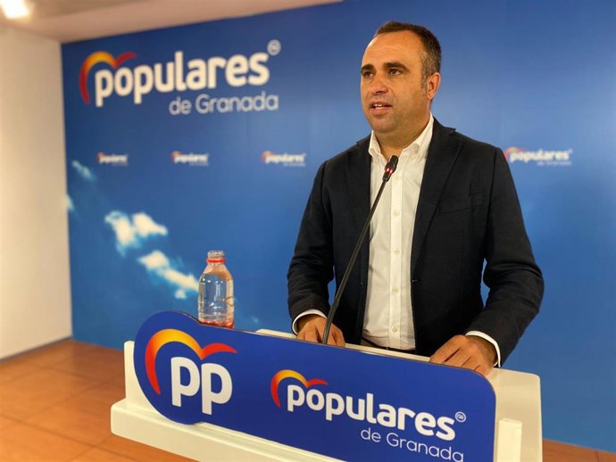 El presidente provincial del PP de Granada, Francisco Rodríguez, en rueda de prensa.