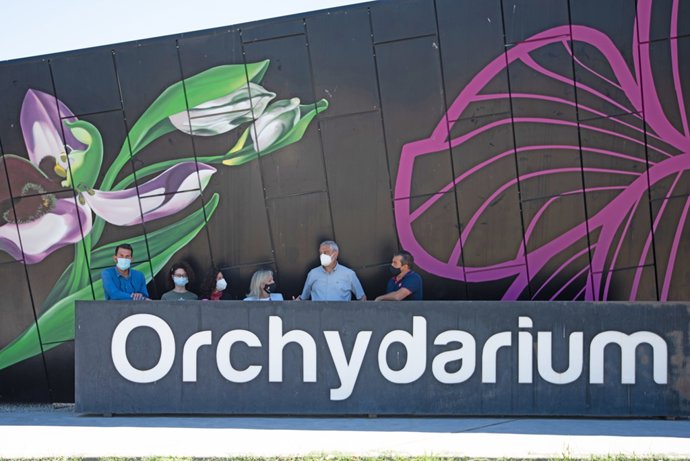 El presidente de la Diputación de Cáceres, Carlos Carlos, visita el centro de interpretación de las orquídeas de Almaraz