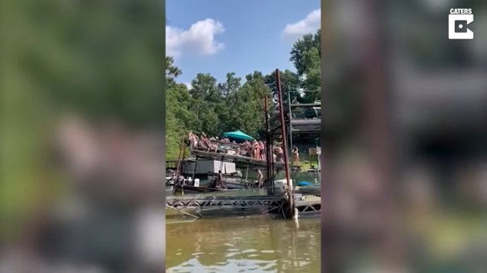 Una estructura flotante del lago Lanier, en Georgia, casi se hunde con varias decenas de personas encima
