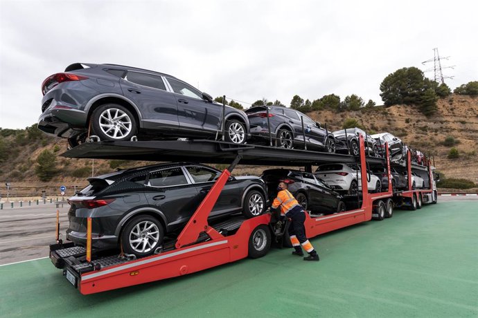 Un operario junto al 'megatruck' estrenado por Seat y Setram