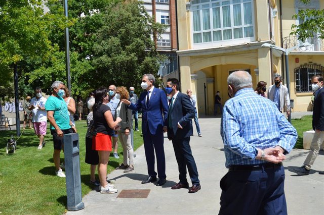 El expresidente Rodríguez Zapatero charla con vecinos de Arnedo, acompañado del alcalde, Javier García