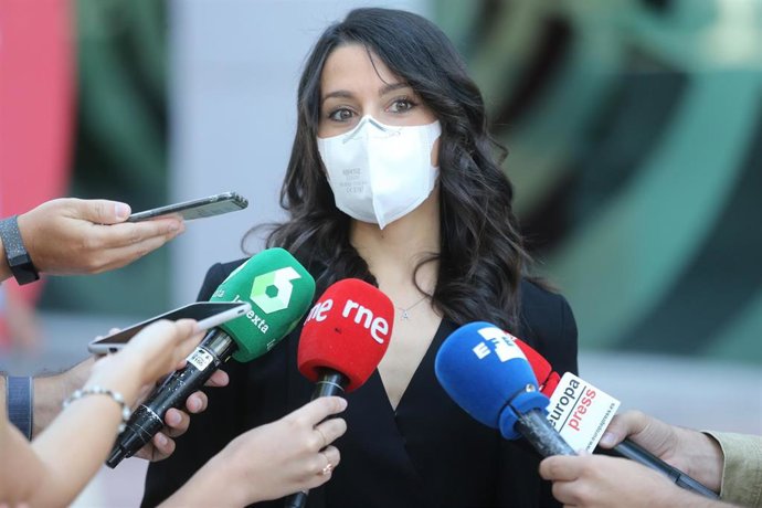 La presidenta de Ciudadanos, Inés Arrimadas, ofrece declaraciones a los medios tras una reunión con LaLiga en las instalaciones de la Liga Nacional de Fútbol Profesional (LFP), a 8 de julio de 2021, en Madrid (España).