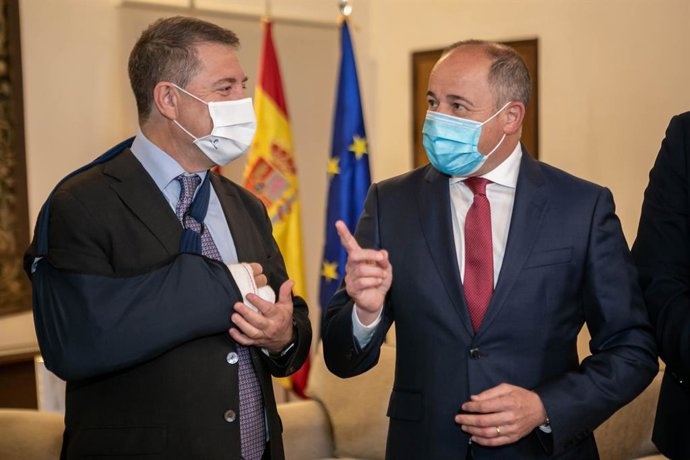 El presidente de Castilla-La Mancha, Emiliano García-Page, mantiene en el Palacio de Fuensalida, una reunión de trabajo con el alcalde de Albacete, Emilio Sáez.