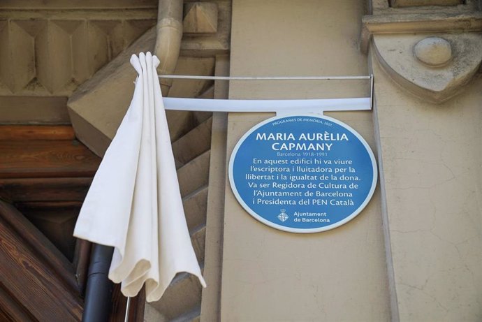 Barcelona ha dedicado una placa a la escritora Maria Aurlia Capmany en el 30a aniversario de su muerte