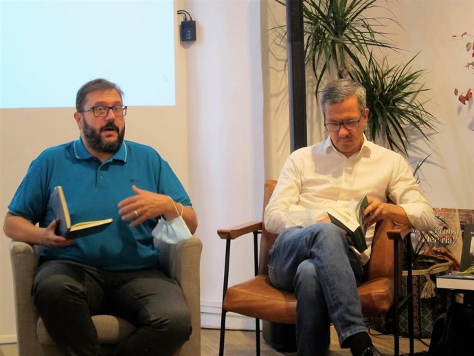 El dramaturgo Marc Rosich y el director de Prometeu Edicions Xavier Arola