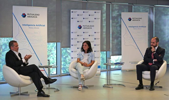 El cofundador de QueryGo, Héctor Casado; la presidenta de OdiseIA y experta Idoia Salazar, y el director general adjunto de Mutualidad de la Abogacía, Fernando Ariza, en el encuentro digital Inteligencia Artificial. Retos Éticos en la era post COVID-19