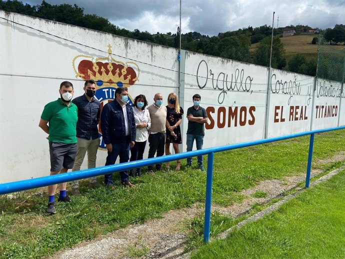 La diputada del PP Beatriz Polledo visita las instalaciones del club 'Real Titánico' en Laviana.