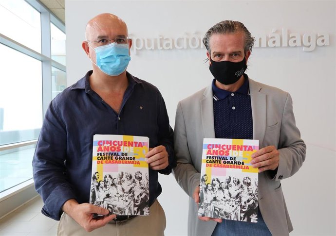 El diputado de Cultura, Víctor González, a la derecha, presenta el Festival de Cante Grande de Casabermeja (Málaga) junto al primer teniente de Alcalde de Casabermeja, Pedro Hernández