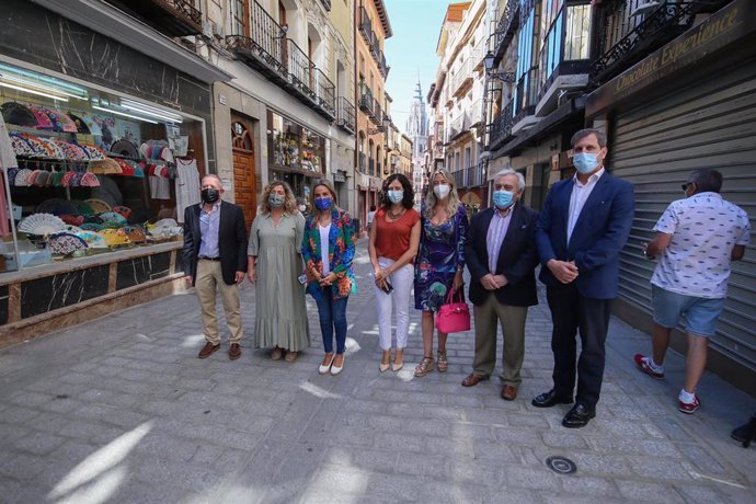 La alcaldesa de Toledo, Milagros Tolón inaugura la calle Comercio