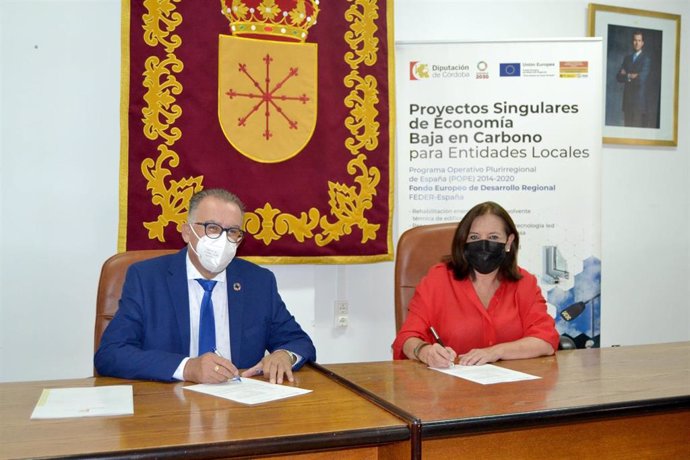 El delegado de Cohesión Territorial de la Diputación de Córdoba, Juan Díaz, y la alcaldesa de Cardeña, Catalina Barragán.