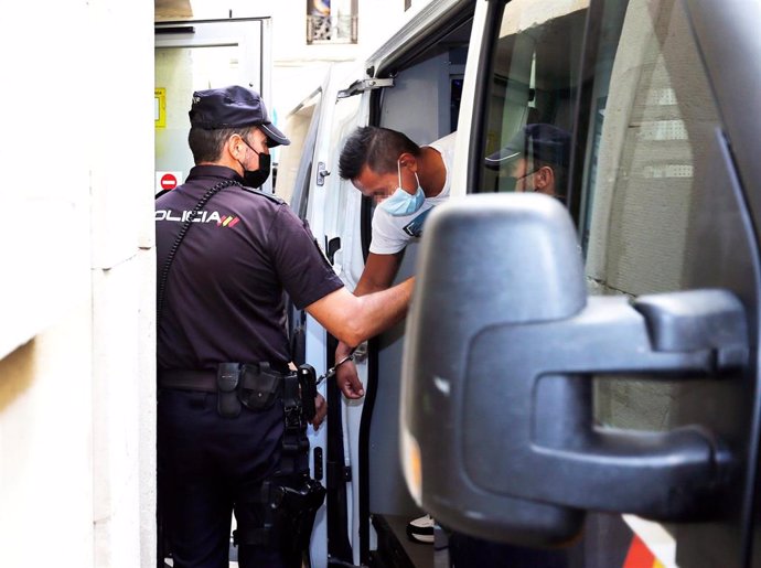 Un hombre es recibido por un agente de Policía Nacional a su llegada al juicio por el que se le acusa de participar, presuntamente, en la violación grupal de una joven de 19 años en 2019, a 5 de julio de 2021, en Alicante, Comunidad Valenciana, (España).