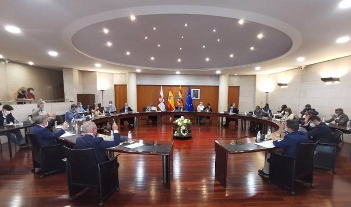 La Diputación de Huesca apoya al sector cárnico y pide una rectificación al ministro Alberto Garzón.