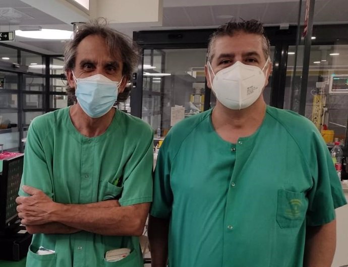 Los enfermeros Lorenzo Pérez y Juan Antonio Moral, creadores de la 'app' denominada 'Hecroa'.