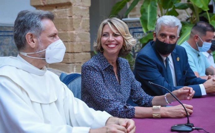 El claustro del Santuario de Regla ha acogido la presentación de 'Chipiona, un paraíso cercano', en un acto en el que han intervenido el alcalde de Chipiona, Luis Mario Aparcero, el rector franciscano fray Juan José Rodríguez, entre otros.