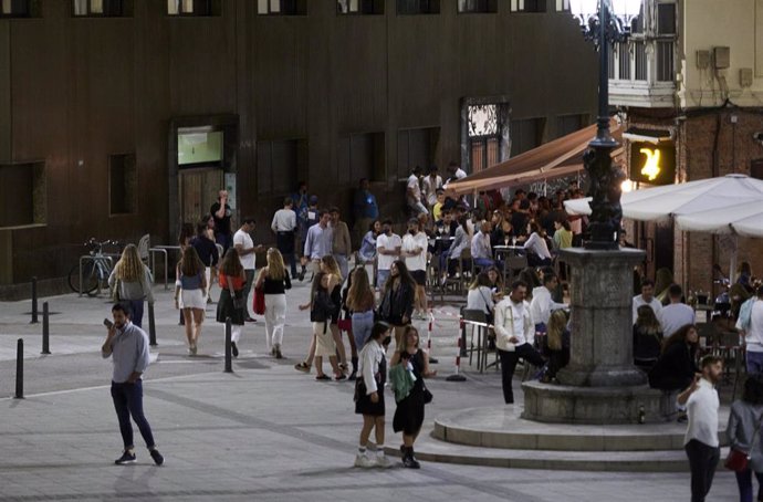 Ambiente en una calle de bares de Santander, antes de su cierre a medianoche, a 3 de julio de 2021, en Santander, Cantabria (España). La región de Cantabria acordó cerrar a partir de este viernes y durante 14 días los locales de ocio nocturno a las 00:0