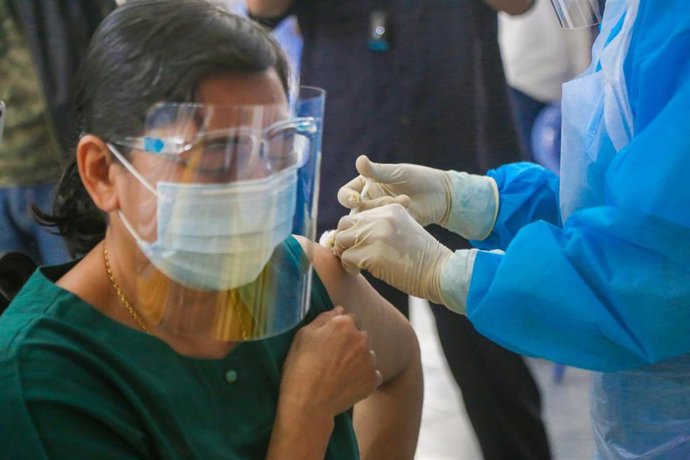 Archivo - Campaña de vacunación contra la COVID-19 en Birmania.