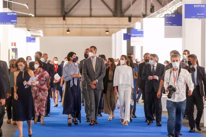 La directora de ARCO, Maribel López (2i); la reina Letizia (4d); el rey Felipe VI (centro), y el ministro de Cultura y Deporte, José Manuel Rodríguez Uribes (3d), durante la inauguración de ARCO, a 8 de julio de 2021, en Madrid (España)