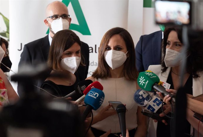 La ministra de Derechos Sociales y Agenda 2030, Ione Belarra, atienden a los medios con motivo de una visita al Centro de Día para Personas Mayores Ferrusolaa 08 de julio del 2021 en Sevilla (Andalucía)