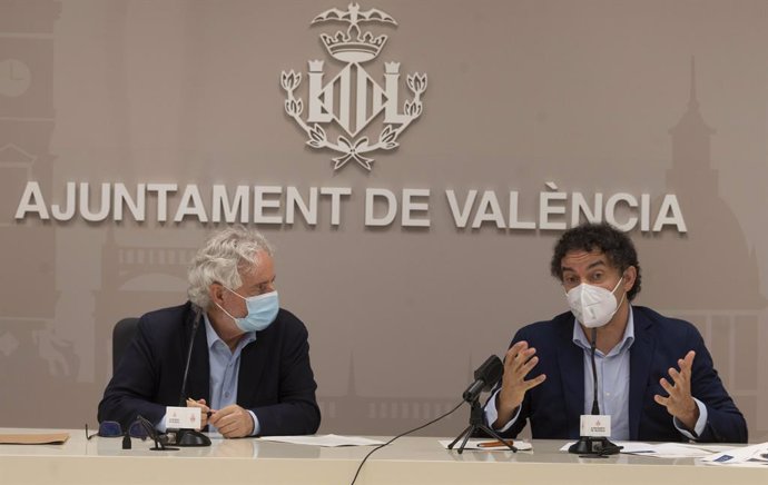 El edil de Turismo en Valncia, Emiliano García, y el secretario autonómico de Turisme, Francesc Colomer, en la rueda de prensa.