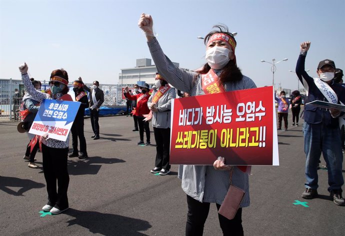 Archivo - 30 April 2021, South Korea, Seoul: Protestors from the fisheries industry hold placards at a port in Mokpo-si during a rally against Japan's radioactive water discharge. The National Federation of Fisheries Cooperatives organized the rally to 