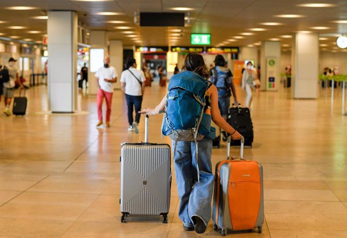 Un hombre con maletas en la terminal T1 del Aeropuerto Adolfo Suárez Madrid-Barajas, en Madrid (España). 