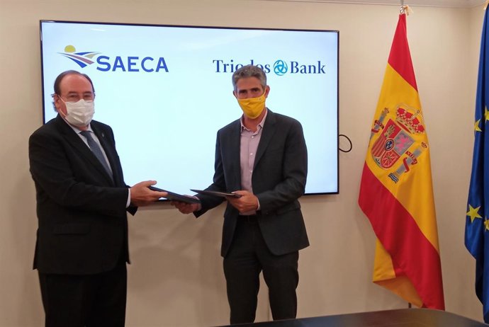 El presidente de Saeca, Pablo Pombo, y el director general de Triodos Bank, Mikel García-Prieto, durante la firma de un convenio entre ambas entidades para facilitar el acceso a la financiación del sector primario