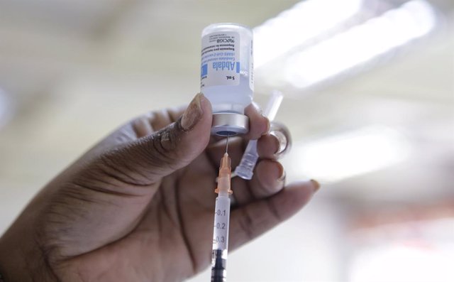 28 June 2021, Venezuela, Caracas: A health worker prepares a dose of the Cuban Corona vaccine Abdala. The first shipment of vaccine from Cuba will provide 10000 people in Venezuela with a first dose of the vaccine, according to Cuban authorities. Photo: