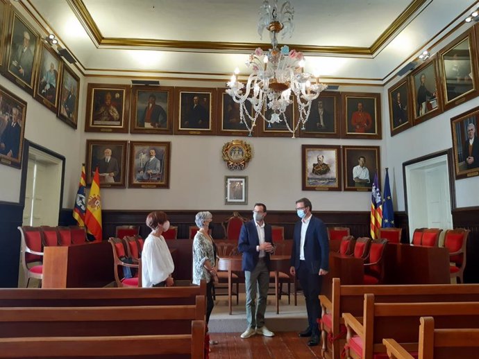 El alcalde de Palma, José Hila y el alcalde de Mahón, Héctor Pons, durante una reunión.