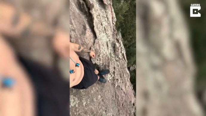 Este hombre manda un vertiginoso saludo a su familia asomándose por una pequeña cornisa de un acantilado