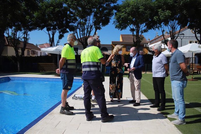 El presidente de la Diputación de Sevilla, Fernando Rodríguez Villalobos, y la alcaldesa de Castilleja de la Cuesta, Carmen Herrera, durante la visita a la piscina
