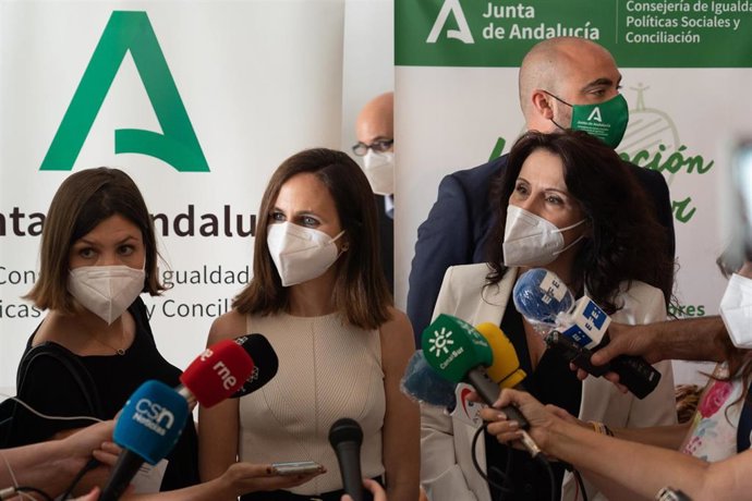 La ministra de Derechos Sociales y Agenda 2030, Ione Belarra (c), y la consejera de Igualdad, Rocío Ruiz (1d), atienden a los medios tras una visita al Centro de Día para Personas Mayores Ferrusola, a 08 de julio del 2021 en Sevilla (Andalucía)