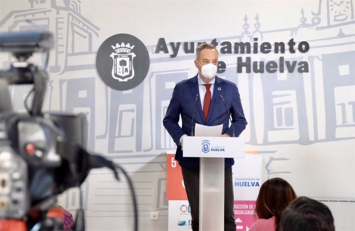 Archivo - El teniente alcalde de Urbanismo, Medio Ambiente y Transición Ecológica del Ayuntamiento de Huelva, Manuel Gómez Márquez, en rueda de prensa.