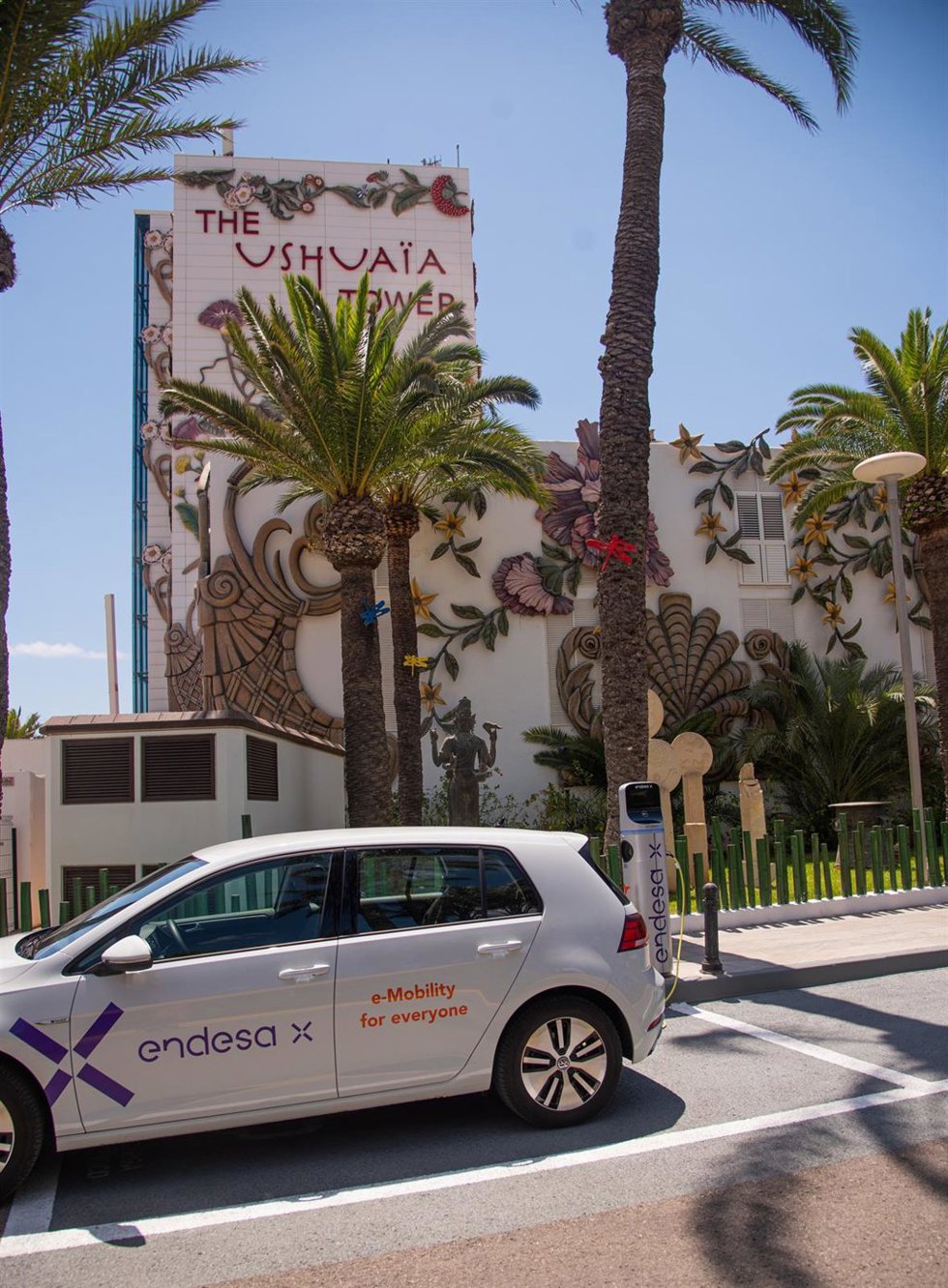 Endesa y Palladium Hotel Group impulsan la movilidad eléctrica con un convenio.