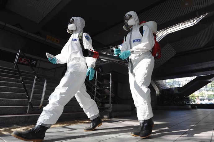 Trabajadores desinfectan una calle de Taiwán durante la pandemia.