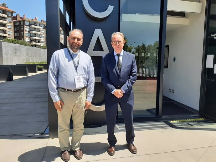 (E-D) el president de l'Iranian Audiovisual Media Regulatory, Mohammad Sadegh Emamian, i el president del Consell de l'Audiovisual de Catalunya, Roger Loppacher