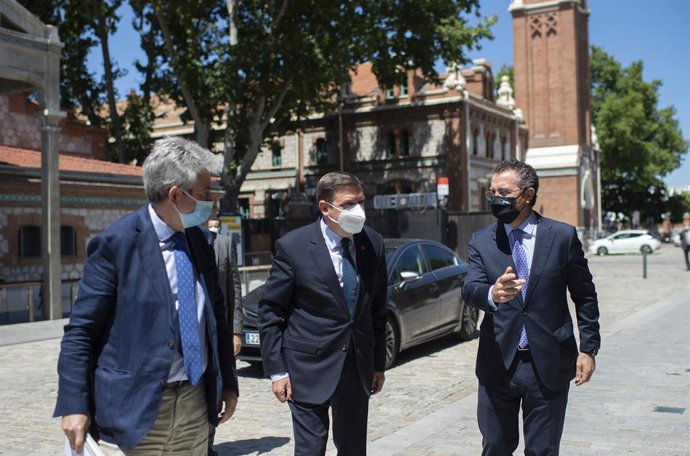 El ministro de Agricultura, Pesca y Alimentación, Luis Planas (c) y el presidente de Cajamar, Eduardo Baamonde (d), a su llegada a la clausura de la IV edición del "Observatorio sobre el sector agroalimentario español en el contexto europeo", organizado