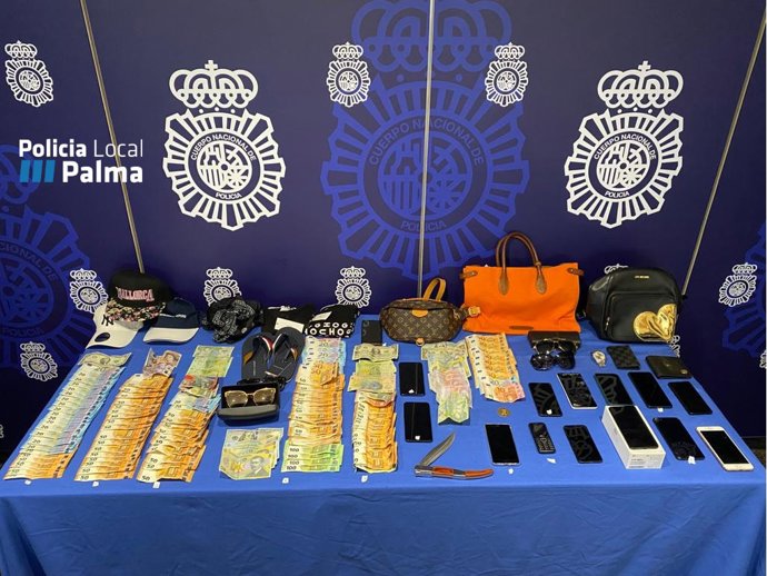 Dinero y objetos incautados en el operativo conjunto de la Policía Nacional y Local de Palma