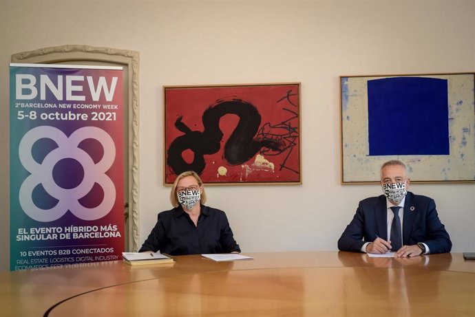 El delegado especial del Estado en el Consorci de la Zona Franca de Barcelona (CZFB), Pere Navarro, y la directora general de la Fundación Catalunya La Pedrera, Marta Lacambra.
