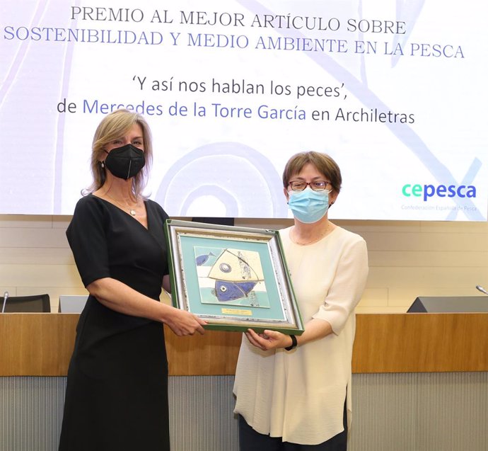 Mercedes de la Torre recibe el premio periodístico Cepesca