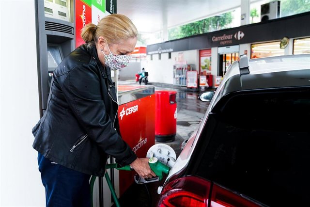 Una mujer pone gasolina a su vehículo en una gasolinera, a 17 de junio, en Madrid, (España). El coste medio del litro de gasolina ha registrado su tercera alza consecutiva para alcanzar los 1,367 euros, su nivel más alto desde hace casi siete años. Antes 