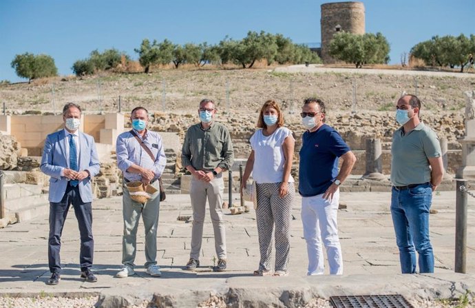 El delegado territorial de Turismo de la Junta en Córdoba, Ángel Pimentel (izda.), en su visita a Baena.