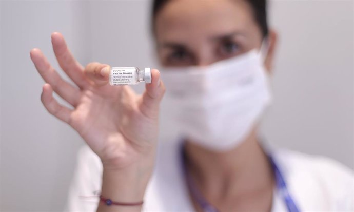 Una sanitaria sujeta una dosis de Janssen contra el Covid-19 para los estudiantes del próximo Erasmus, en el dispositivo puesto en marcha en el Colegio Oficial de Médicos de Madrid, a 7 de julio de 2021, en Madrid, (España).
