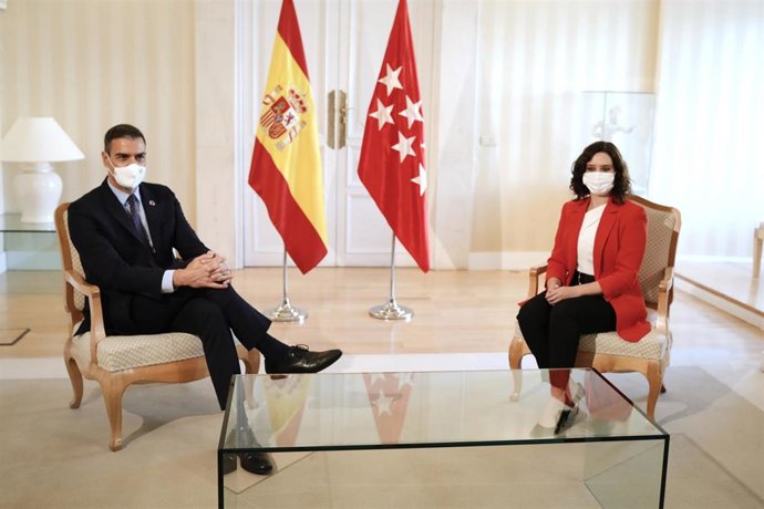 Archivo - El jefe del Ejecutivo y la presidenta de la Comunidad de Madrid, Isabel Díaz Ayuso, durante su reunión en la sede de la Presidencia regional en septiembre de 2020. Archivo