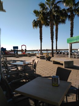 Archivo - Veladores en Cartaya (Huelva).