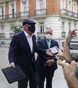 (I-D) El comisario jubilado José Manuel Villarejo, acompañado por su abogado, Antonio García Cabrera, ofrece declaraciones a los medios de comunicación tras salir de la Audiencia Nacional para declarar en un juicio por una pieza del caso Tándem, a 6 d