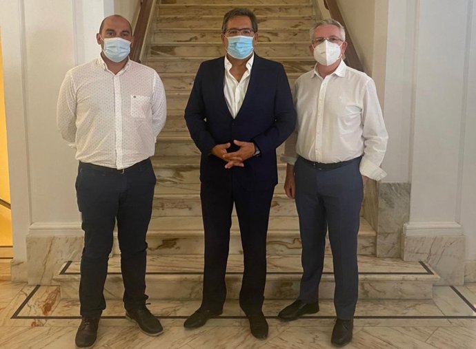 El alcalde de Castro del Río, Salvador Millán (izda.), y el presidente de la Fundación Cajasol, Antonio Pulido (centro), durante el encuentro mantenido.