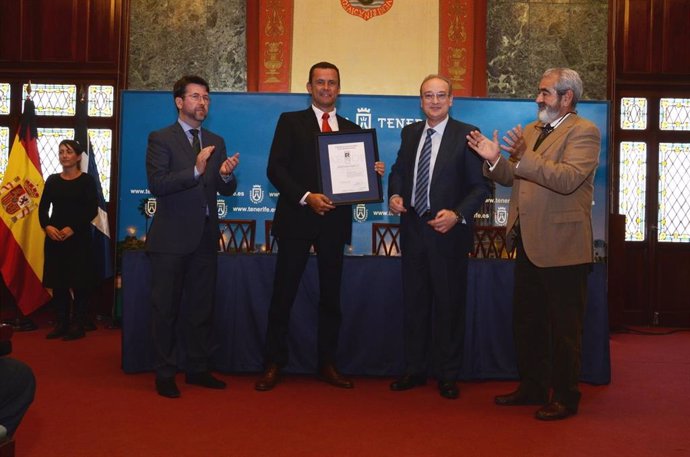 El gerente de Metropolitano de Tenerife, Andrés Muñoz (en el centro), al recibir el certificado AENOR para el tranvía