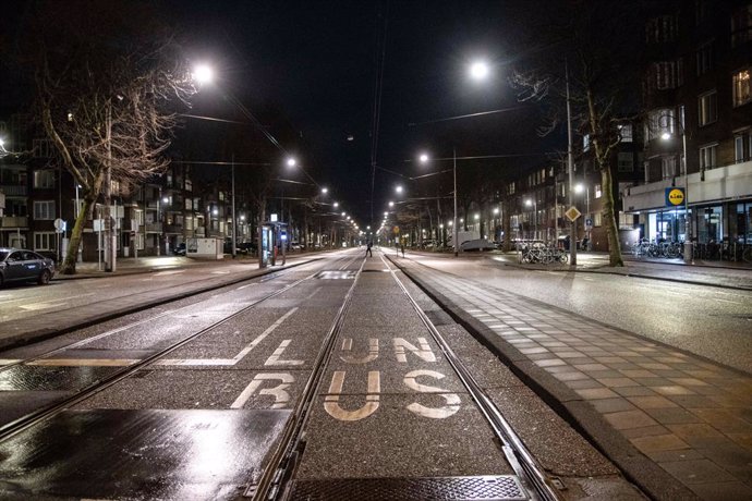 Archivo - 28 January 2021, Netherlands, Amsterdam: A general view of an empty street in Amsterdam as strict curfew was imposed by the Dutch government to prevent and combat the spread of coronavirus (COVID-19). Photo: Nik Oiko/SOPA Images via ZUMA Wire/