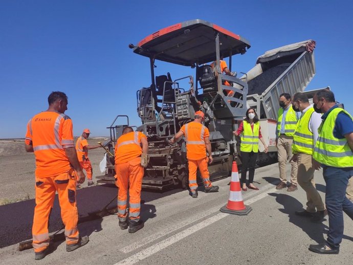 Susana Cayuelas visita las obras de reparación del firme en la carretera A-8152 entre Lebrija y El Cuervo (Sevilla)